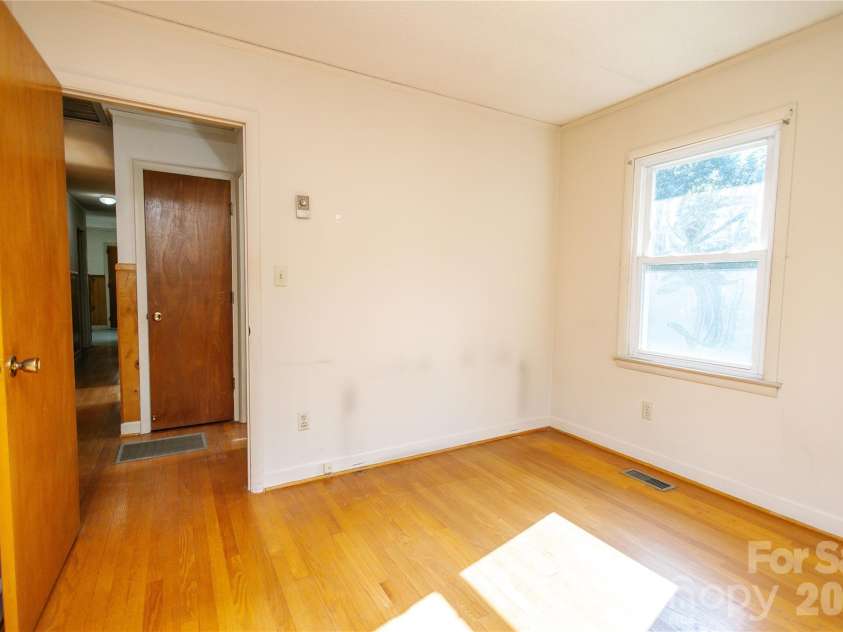 136 Marion Street, Marion, NC 28752.  MLS# CAR4419755, YatesRealty ID 48814. 