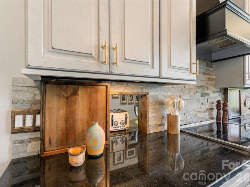 2775 Campbells Trace, Nebo, NC 28761.  MLS# CAR4421386, YatesRealty ID 48815. 