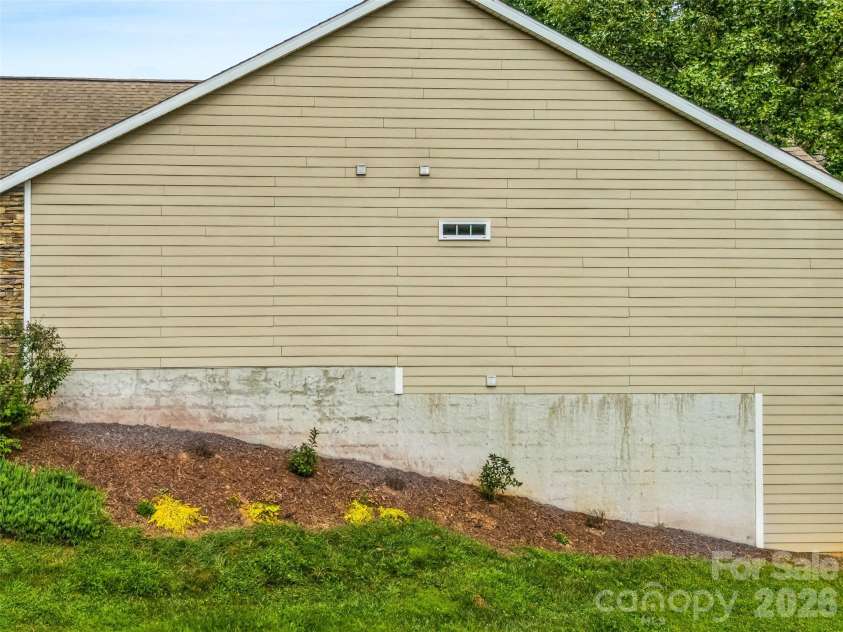16 Jennlynn Drive, Arden, NC 28704.  MLS# CAR4390488, YatesRealty ID 48816. 