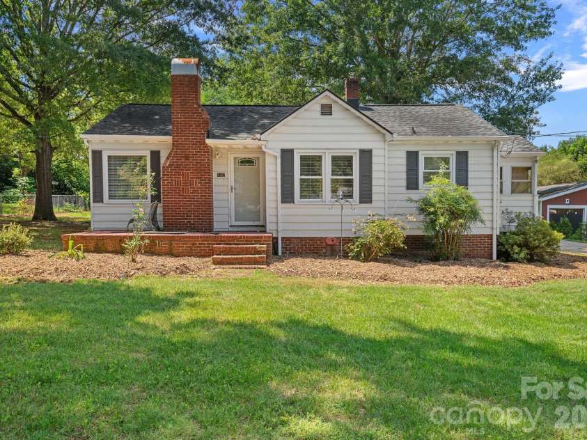 1127 Thompson Avenue, Charlotte, NC 28216.  MLS# CAR4420178, YatesRealty ID 48821. 