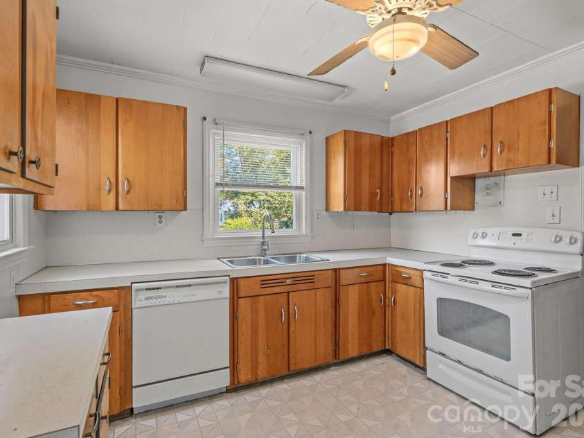 1127 Thompson Avenue, Charlotte, NC 28216.  MLS# CAR4420178, YatesRealty ID 48821. 