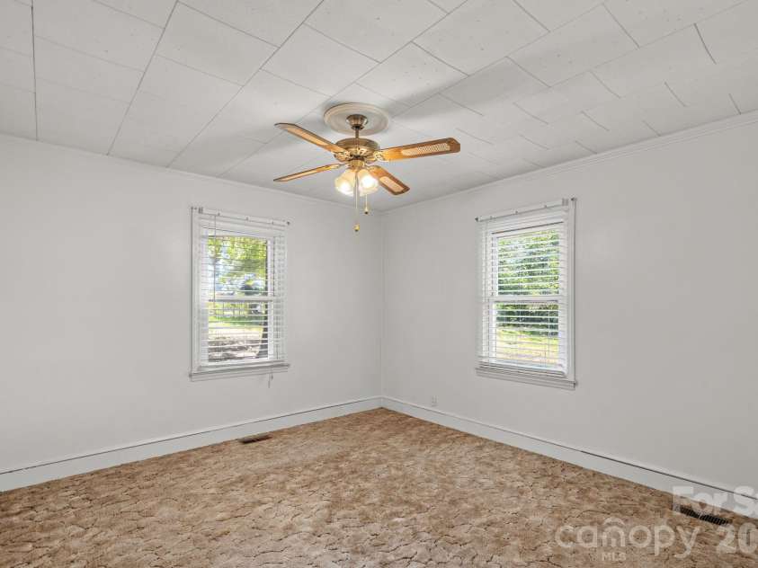 1127 Thompson Avenue, Charlotte, NC 28216.  MLS# CAR4420178, YatesRealty ID 48821. 
