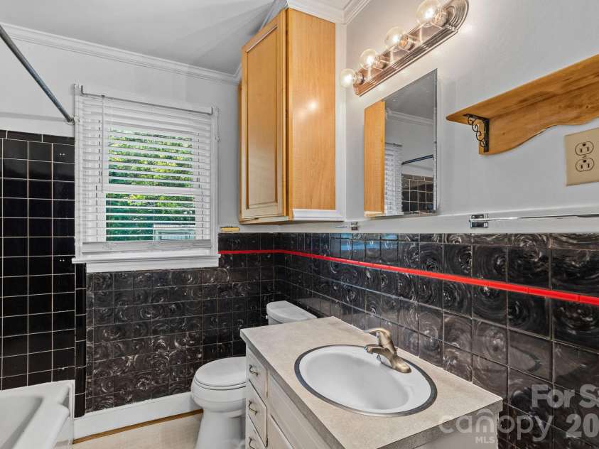 1127 Thompson Avenue, Charlotte, NC 28216.  MLS# CAR4420178, YatesRealty ID 48821. 