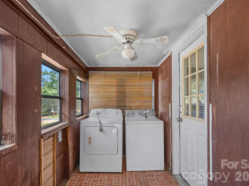 1127 Thompson Avenue, Charlotte, NC 28216.  MLS# CAR4420178, YatesRealty ID 48821. 