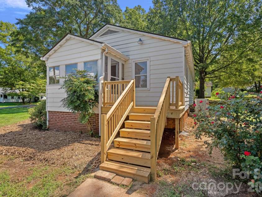 1127 Thompson Avenue, Charlotte, NC 28216.  MLS# CAR4420178, YatesRealty ID 48821. 