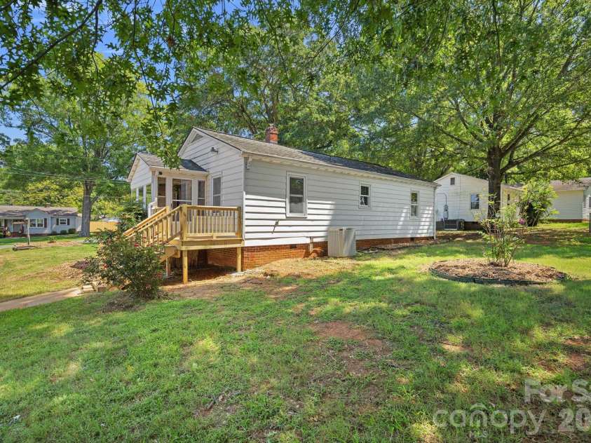 1127 Thompson Avenue, Charlotte, NC 28216.  MLS# CAR4420178, YatesRealty ID 48821. 