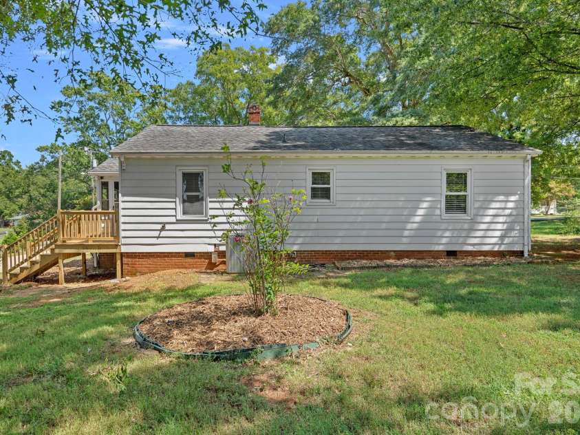 1127 Thompson Avenue, Charlotte, NC 28216.  MLS# CAR4420178, YatesRealty ID 48821. 