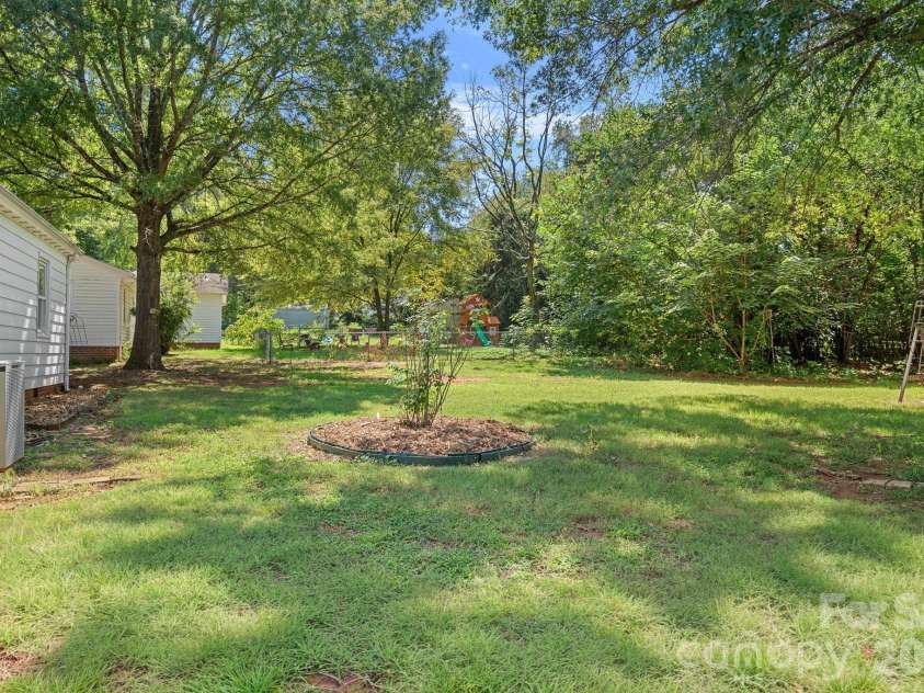 1127 Thompson Avenue, Charlotte, NC 28216.  MLS# CAR4420178, YatesRealty ID 48821. 