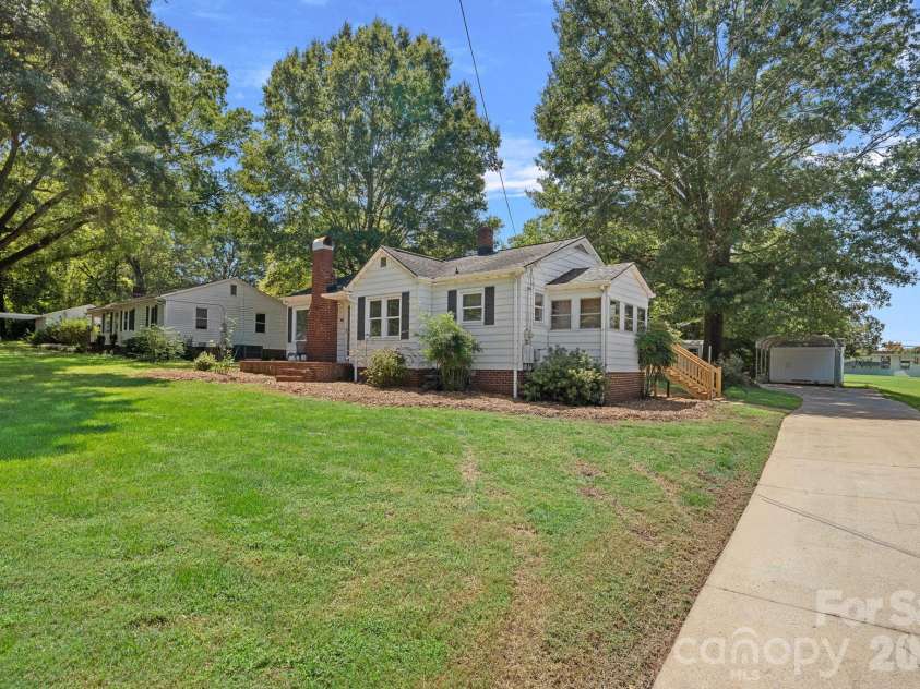 1127 Thompson Avenue, Charlotte, NC 28216.  MLS# CAR4420178, YatesRealty ID 48821. 