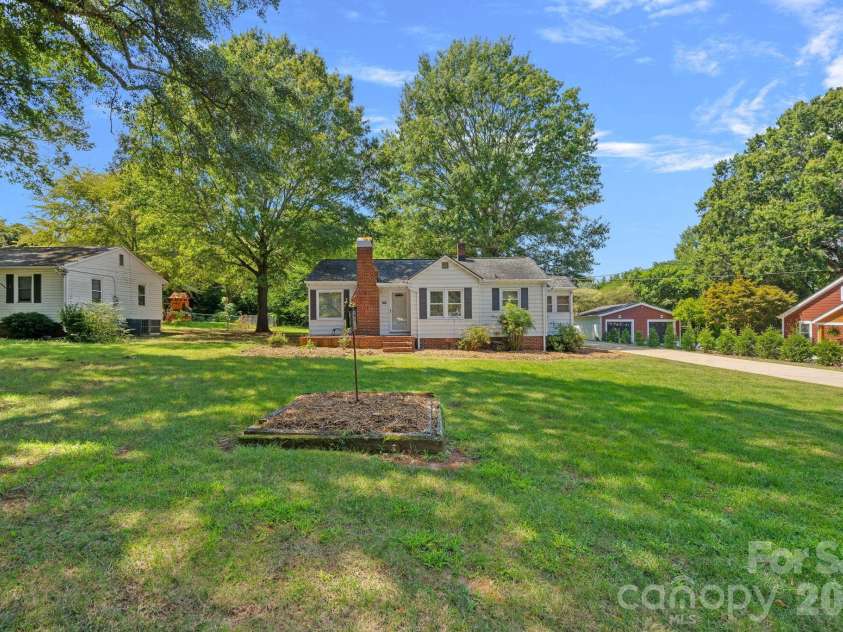 1127 Thompson Avenue, Charlotte, NC 28216.  MLS# CAR4420178, YatesRealty ID 48821. 