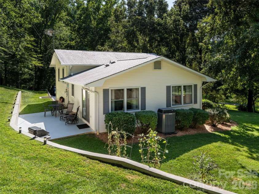 1 Morris Drive, Weaverville, NC 28787.  MLS# CAR4420756, YatesRealty ID 48822. 