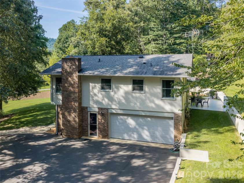 1 Morris Drive, Weaverville, NC 28787.  MLS# CAR4420756, YatesRealty ID 48822. 