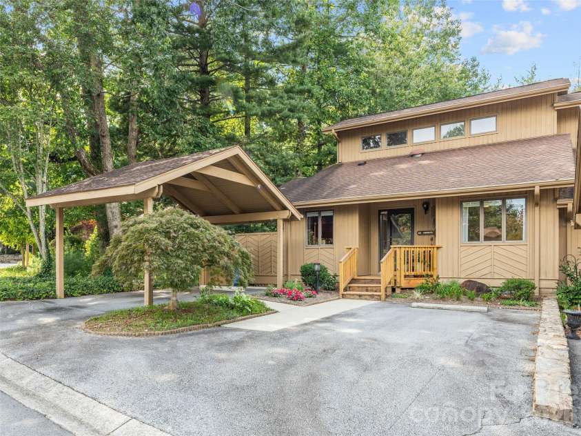 405 Red Oak Drive, Hendersonville, NC 28791.  MLS# CAR4421431, YatesRealty ID 48825. 