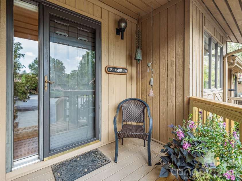 405 Red Oak Drive, Hendersonville, NC 28791.  MLS# CAR4421431, YatesRealty ID 48825. 