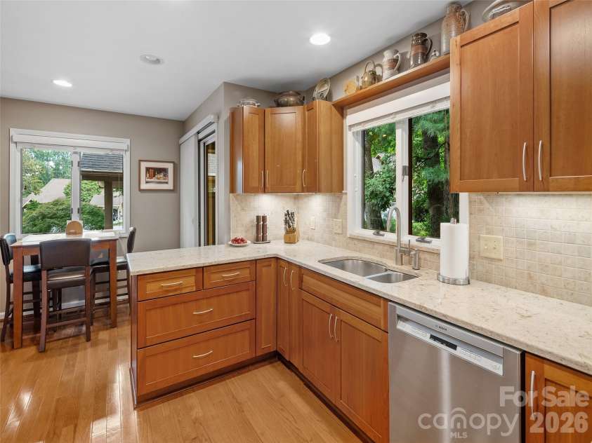 405 Red Oak Drive, Hendersonville, NC 28791.  MLS# CAR4421431, YatesRealty ID 48825. 