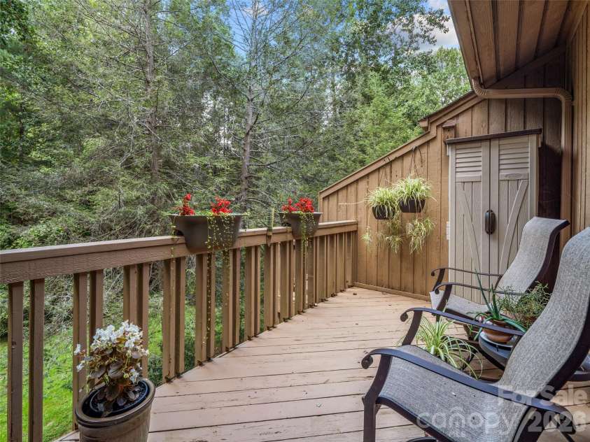 405 Red Oak Drive, Hendersonville, NC 28791.  MLS# CAR4421431, YatesRealty ID 48825. 