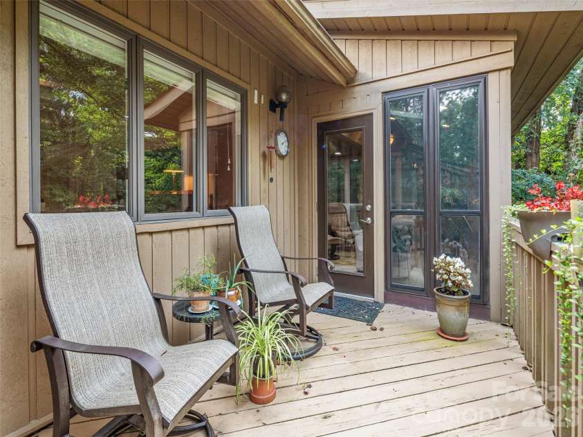 405 Red Oak Drive, Hendersonville, NC 28791.  MLS# CAR4421431, YatesRealty ID 48825. 