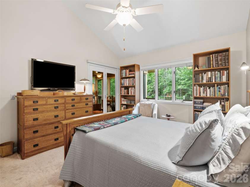 405 Red Oak Drive, Hendersonville, NC 28791.  MLS# CAR4421431, YatesRealty ID 48825. 