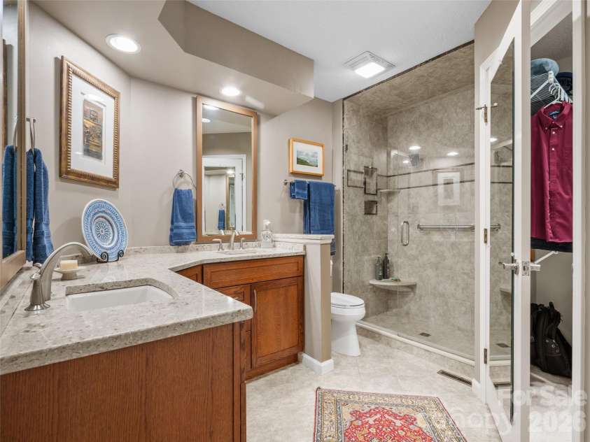 405 Red Oak Drive, Hendersonville, NC 28791.  MLS# CAR4421431, YatesRealty ID 48825. 