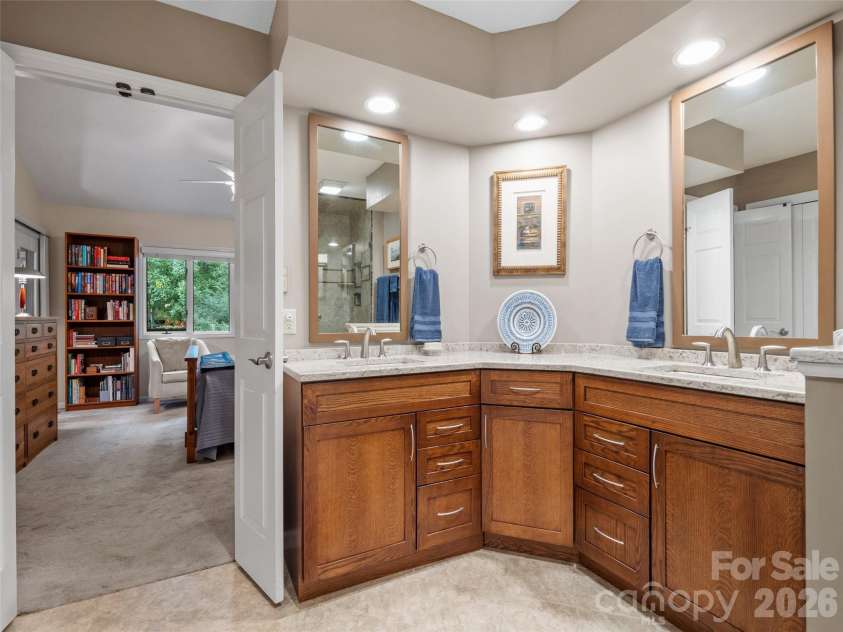 405 Red Oak Drive, Hendersonville, NC 28791.  MLS# CAR4421431, YatesRealty ID 48825. 