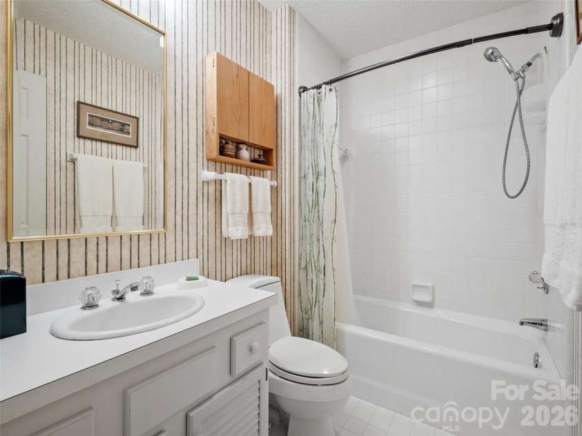 405 Red Oak Drive, Hendersonville, NC 28791.  MLS# CAR4421431, YatesRealty ID 48825. 