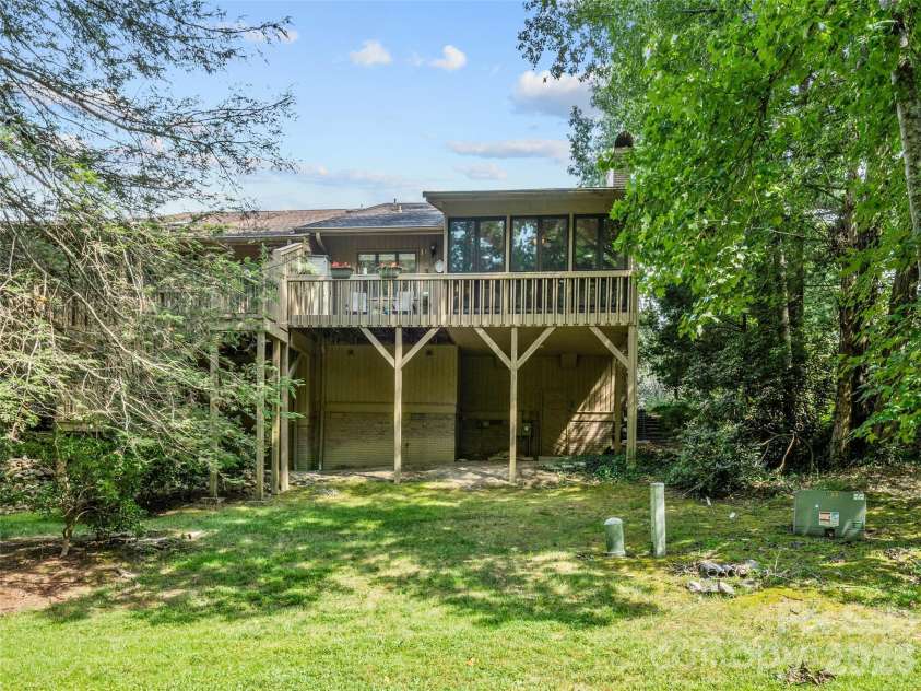 405 Red Oak Drive, Hendersonville, NC 28791.  MLS# CAR4421431, YatesRealty ID 48825. 