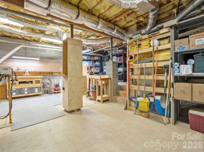 405 Red Oak Drive, Hendersonville, NC 28791.  MLS# CAR4421431, YatesRealty ID 48825. 