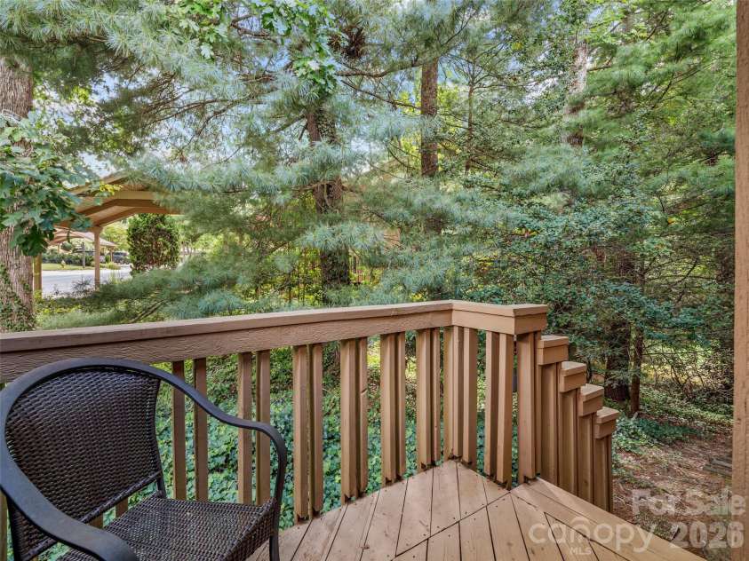 405 Red Oak Drive, Hendersonville, NC 28791.  MLS# CAR4421431, YatesRealty ID 48825. 