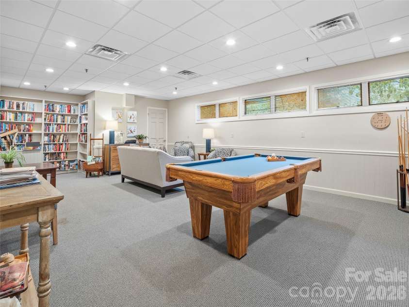 405 Red Oak Drive, Hendersonville, NC 28791.  MLS# CAR4421431, YatesRealty ID 48825. 