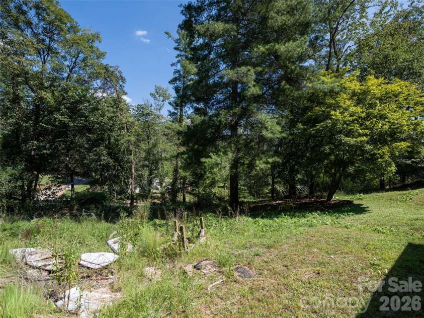 26 Audrey Lane, Asheville, NC 28806.  MLS# CAR4421510, YatesRealty ID 48827. Large side yard
