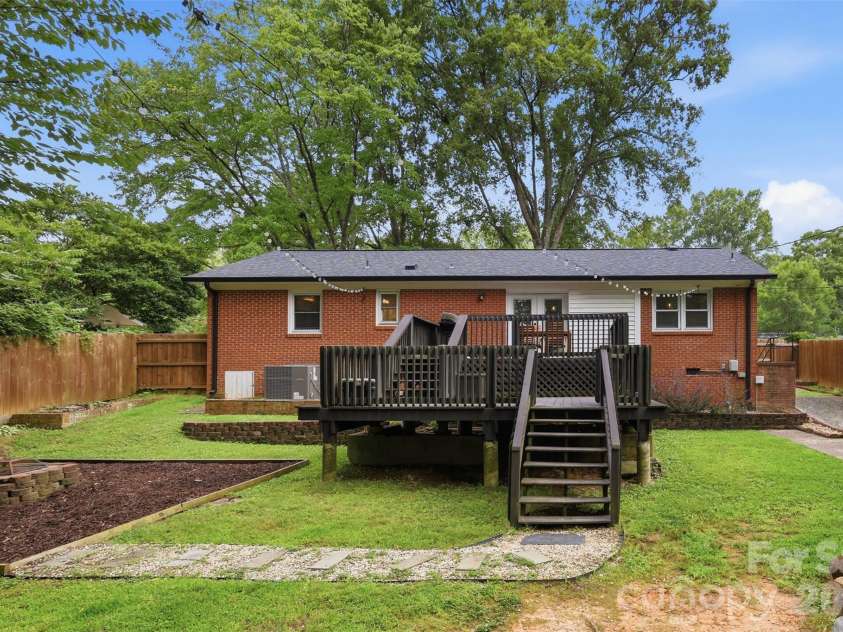 3628 Winterfield Place, Charlotte, NC 28205.  MLS# CAR4411316, YatesRealty ID 48830. 