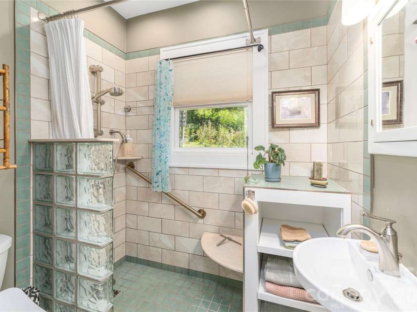 29 Hillside Street, Asheville, NC 28801.  MLS# CAR4416247, YatesRealty ID 48834. Remodeled Bath