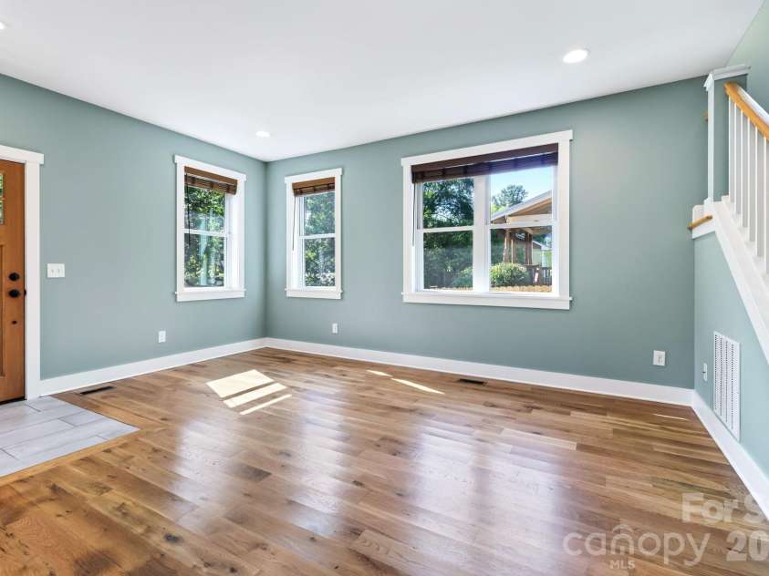 32 Florida Avenue, Asheville, NC 28806.  MLS# CAR4421230, YatesRealty ID 48838. Bright Living Room