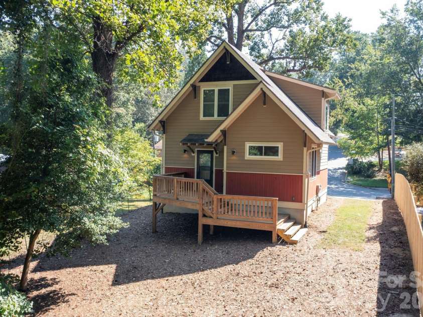 32 Florida Avenue, Asheville, NC 28806.  MLS# CAR4421230, YatesRealty ID 48838. Deck Stairs Allow Yard Access