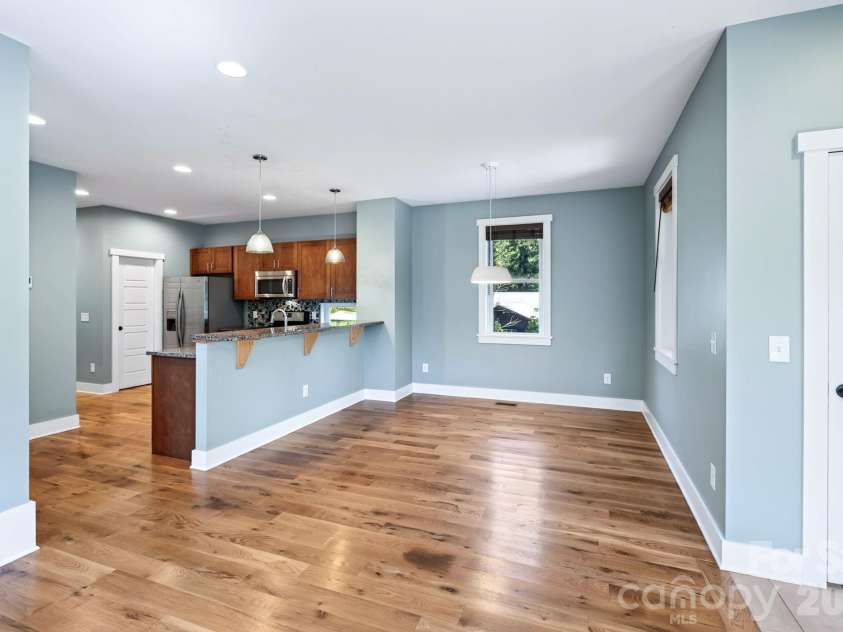 32 Florida Avenue, Asheville, NC 28806.  MLS# CAR4421230, YatesRealty ID 48838. Get's Great Natural Light
