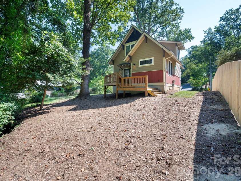 32 Florida Avenue, Asheville, NC 28806.  MLS# CAR4421230, YatesRealty ID 48838. Low Maintenance Yard