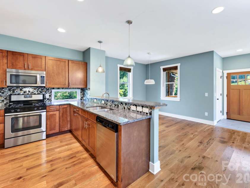 32 Florida Avenue, Asheville, NC 28806.  MLS# CAR4421230, YatesRealty ID 48838. Ready to Entertain