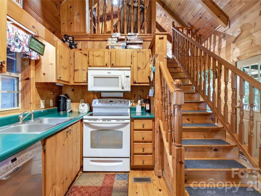 10 Camp Elliott Road, Black Mountain, NC 28711.  MLS# CAR4421451, YatesRealty ID 48839. 