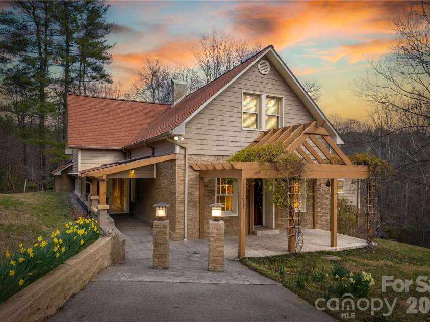 917 Zeline Avenue, Valdese, NC 28690.  MLS# CAR4355364, YatesRealty ID 4884. 