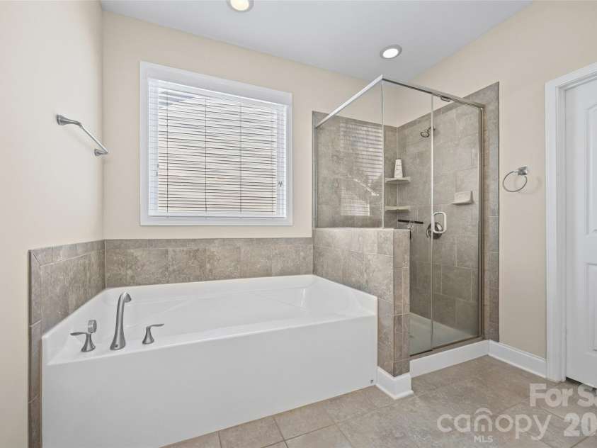 1053 Jack Pine Road, Lake Wylie, SC 29710.  MLS# CAR4420100, YatesRealty ID 48840. Bathtub is HUGE.