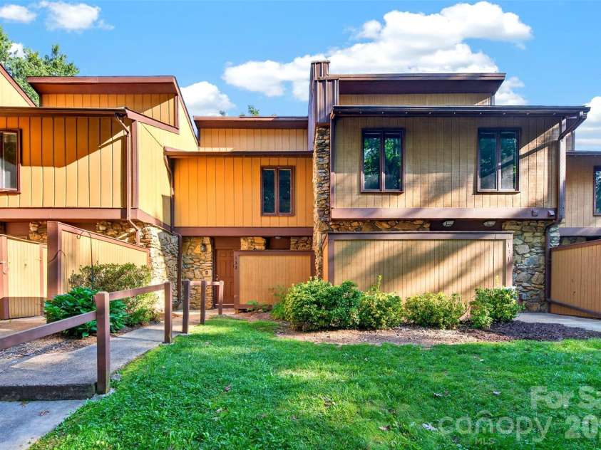 132 Colony Drive, Arden, NC 28704.  MLS# CAR4418273, YatesRealty ID 48844. 