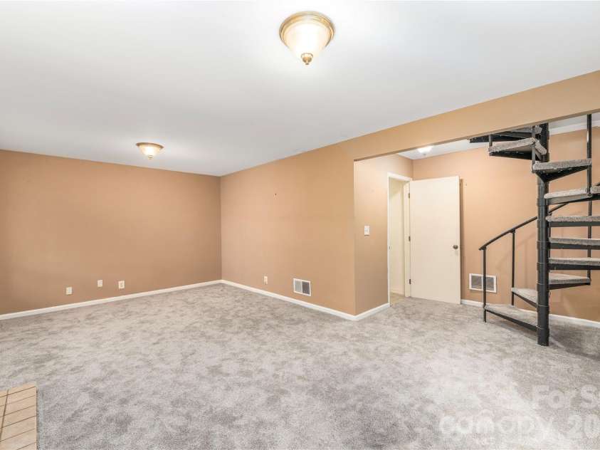 11 Maple Ridge Lane, Asheville, NC 28806.  MLS# CAR4420980, YatesRealty ID 48845. 