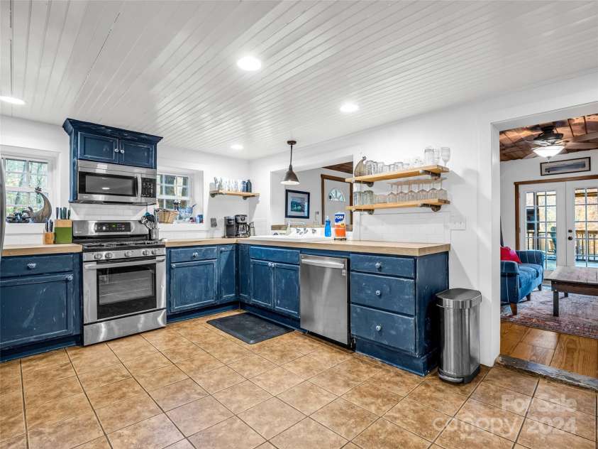291 Tryon Bay Circle, Lake Lure, NC 28746.  MLS# CAR4202352, YatesRealty ID 4885. 