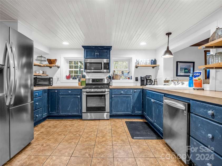 291 Tryon Bay Circle, Lake Lure, NC 28746.  MLS# CAR4202352, YatesRealty ID 4885. 
