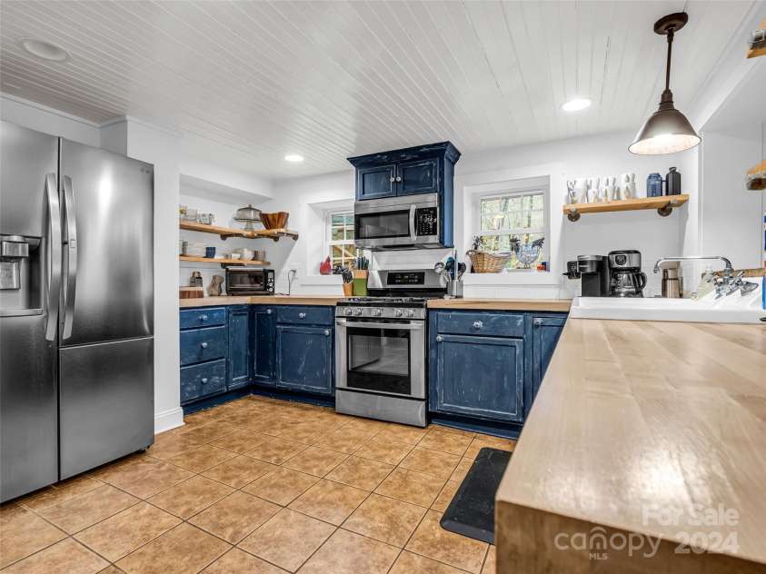 291 Tryon Bay Circle, Lake Lure, NC 28746.  MLS# CAR4202352, YatesRealty ID 4885. 
