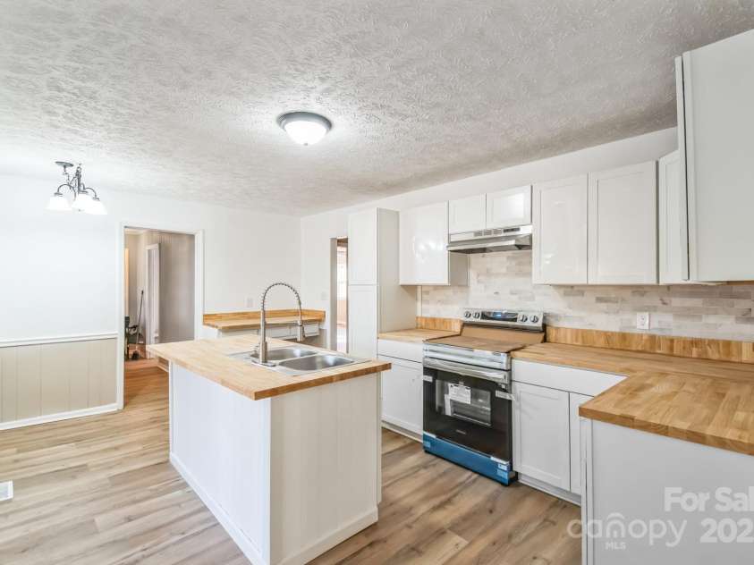 407 Covington Street, Rockingham, NC 28379.  MLS# CAR4237436, YatesRealty ID 4885. KITHEN