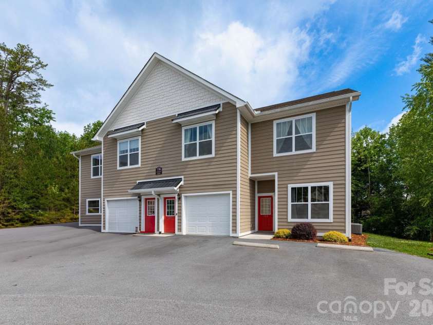 138 Foxden Drive, Fletcher, NC 28732.  MLS# CAR4421389, YatesRealty ID 48859. 