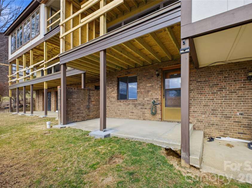 1403 Fleetwood Plaza, Hendersonville, NC 28739.  MLS# CAR4332853, YatesRealty ID 4886. 