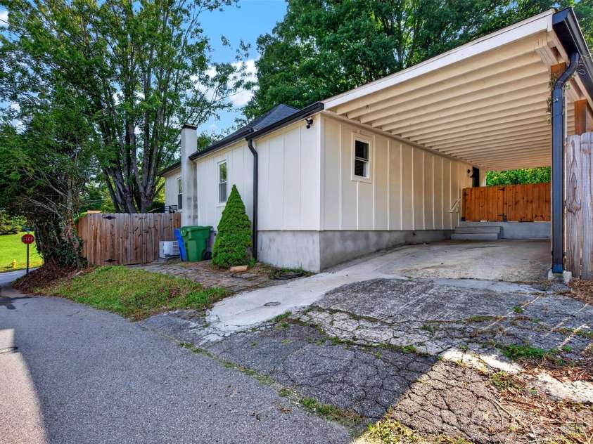 39 Wyatt Street, Asheville, NC 28803.  MLS# CAR4420153, YatesRealty ID 48865. 