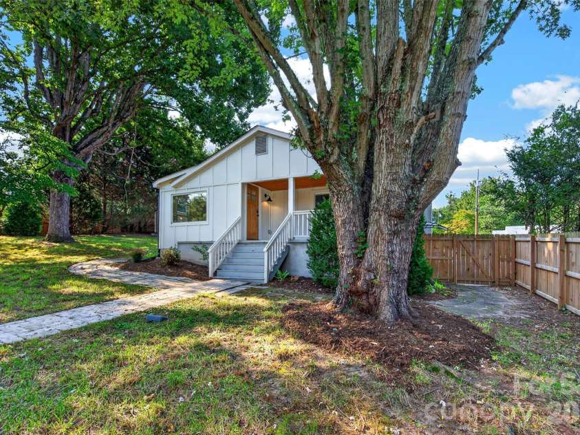 39 Wyatt Street, Asheville, NC 28803.  MLS# CAR4420153, YatesRealty ID 48865. Fully Fenced